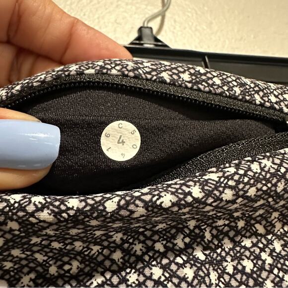 Lululemon Tight Stuff Crop II (15") SZ 4 - Picture 13 of 14